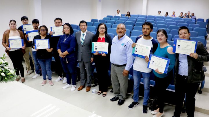 Entrega UTC títulos a egresados