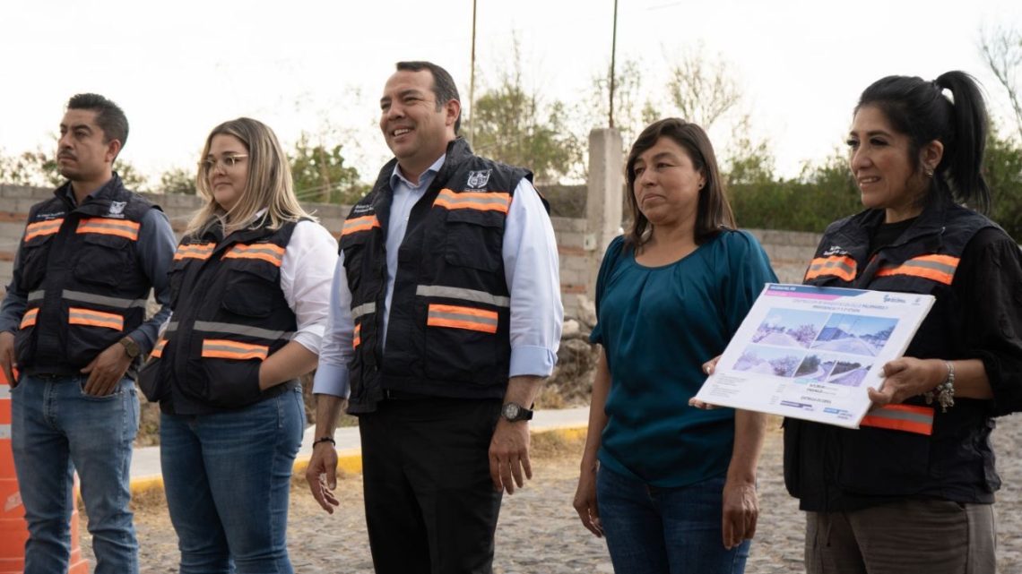 Entrega Roberto Cabrera construcción de banquetas en la comunidad de Soledad del Río