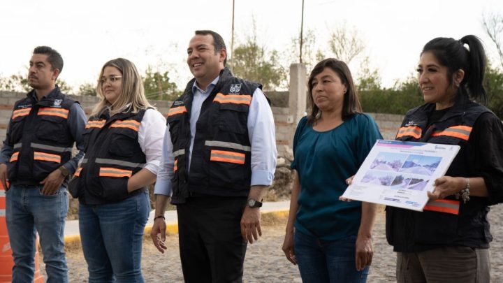 Entrega Roberto Cabrera construcción de banquetas en la comunidad de Soledad del Río