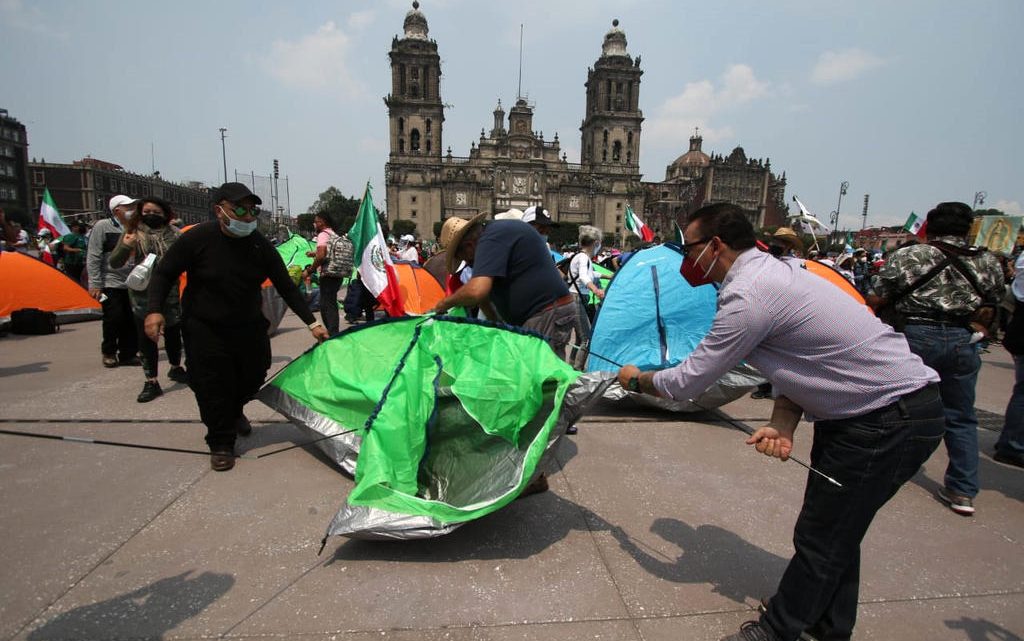 El plantón en el Zócalo capitalino ya cumplió seis días, debido a esto se han visto afectados alrededor de 11 mil 250 pequeños y medianos comercios
