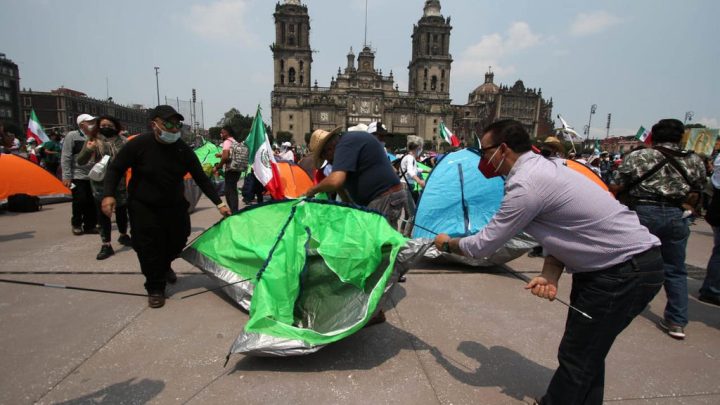 El plantón en el Zócalo capitalino ya cumplió seis días, debido a esto se han visto afectados alrededor de 11 mil 250 pequeños y medianos comercios