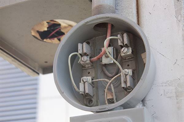 La alteración de equipos e instalaciones del servicio público de energía es un delito que puede generar distintas sanciones de acuerdo a la gravedad del caso