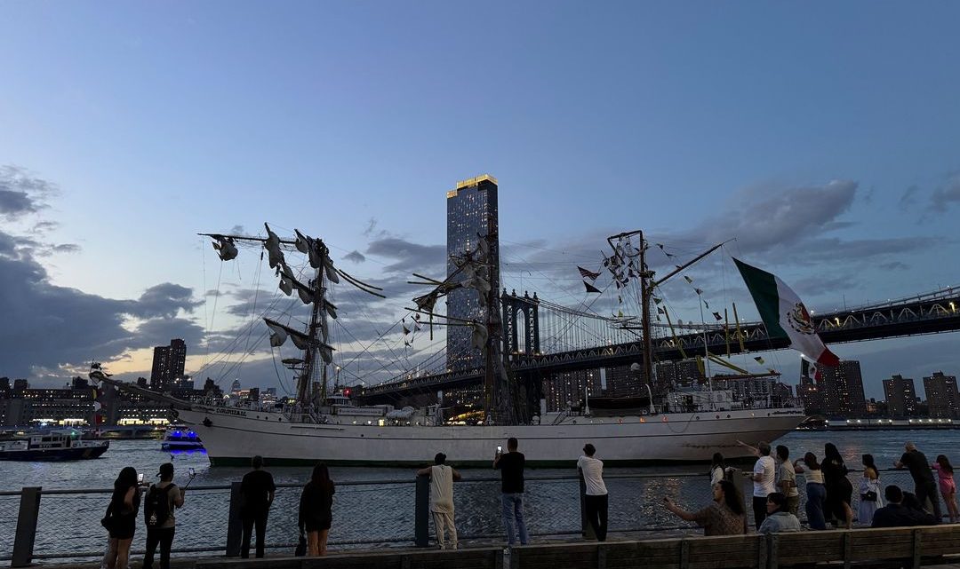 El sábado asado un buque de la escuela ARM Cuauhtémoc se impactó contra el puente de Brooklyn, en Nueva York.