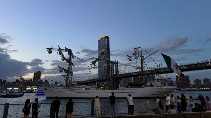 El sábado asado un buque de la escuela ARM Cuauhtémoc se impactó contra el puente de Brooklyn, en Nueva York.