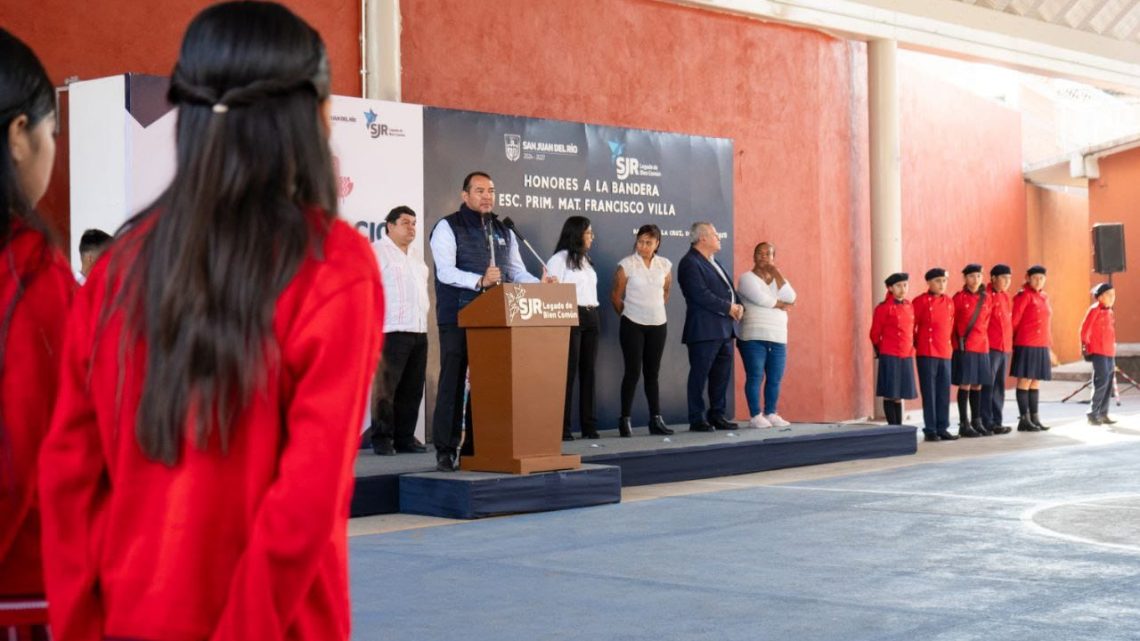*Encabeza Roberto Cabrera honores a la Bandera en primaria del Barrio de La Cruz*