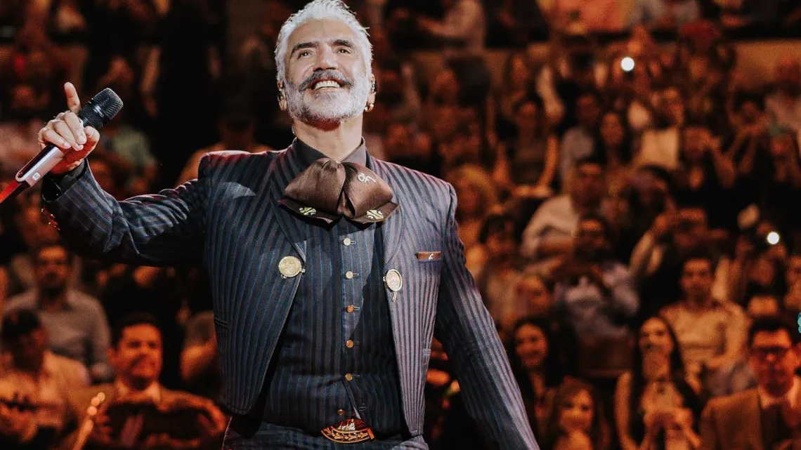 El suceso tuvo lugar el sábado 21 de junio, cuando el cantante se presentó en el Kaseya Center como parte de su gira “De rey a rey”, un tributo a su padre, Vicente Fernández