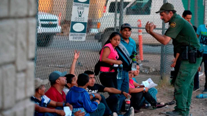 El Servicio de Control de Inmigración y Aduanas (ICE) de Estados Unidos arrestó a 84 migrantes incluyendo a dos presuntos criminales mexicanos en un operativo realizado en un hipódromo en Luisiana.