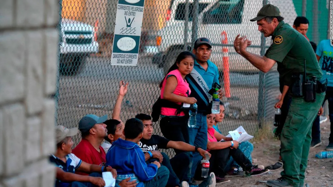 El Servicio de Control de Inmigración y Aduanas (ICE) de Estados Unidos arrestó a 84 migrantes incluyendo a dos presuntos criminales mexicanos en un operativo realizado en un hipódromo en Luisiana.