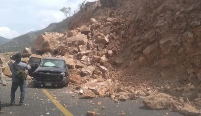 La Secretaría de Infraestructura, Comunicaciones y Transportes informó que el deslave impide el tránsito vehicular en esa zona