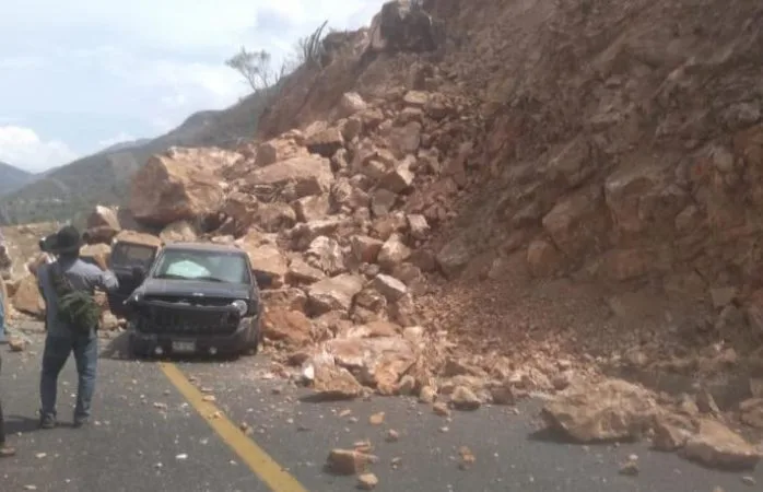 La Secretaría de Infraestructura, Comunicaciones y Transportes informó que el deslave impide el tránsito vehicular en esa zona