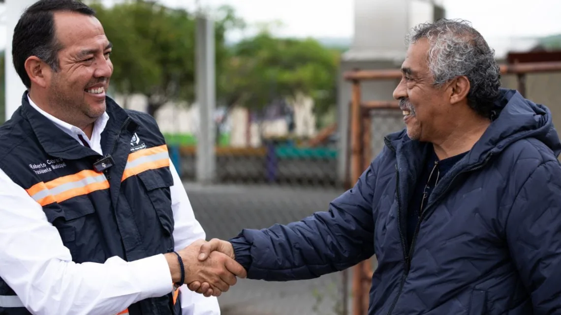 Roberto Cabrera entrega banqueta de la calle Principal en la comunidad La Estancita
