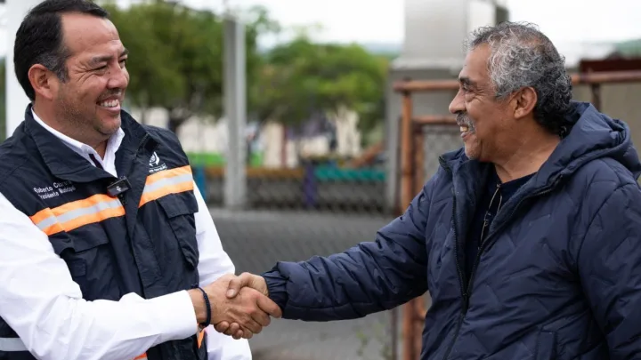 Roberto Cabrera entrega banqueta de la calle Principal en la comunidad La Estancita
