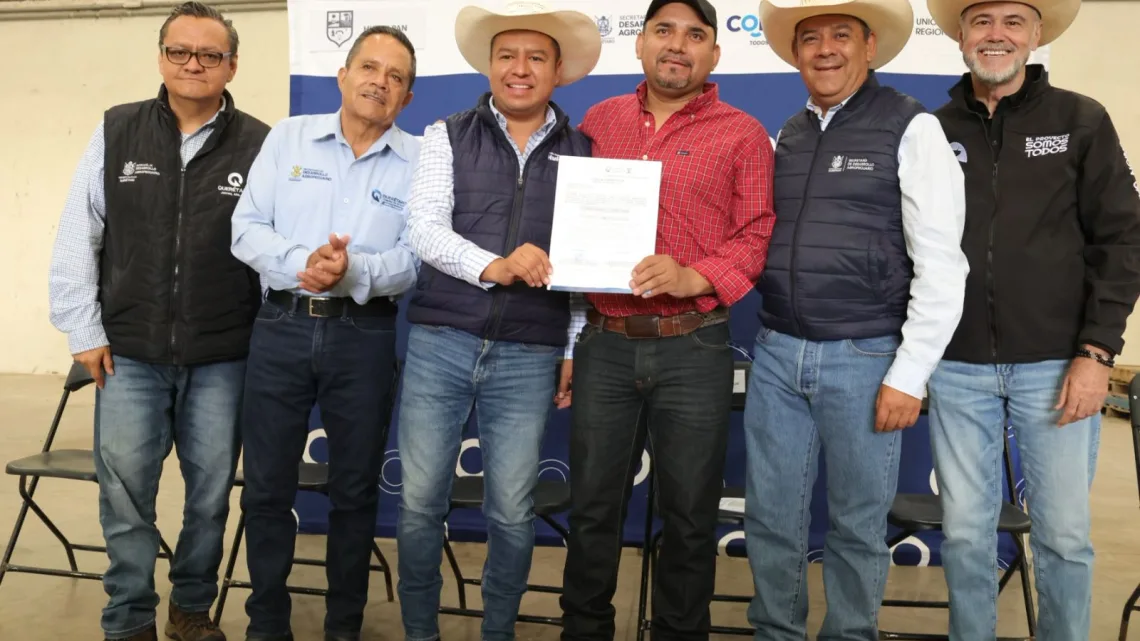 Entrega SEDEA alimento concentrado para ganado en Huimilpan