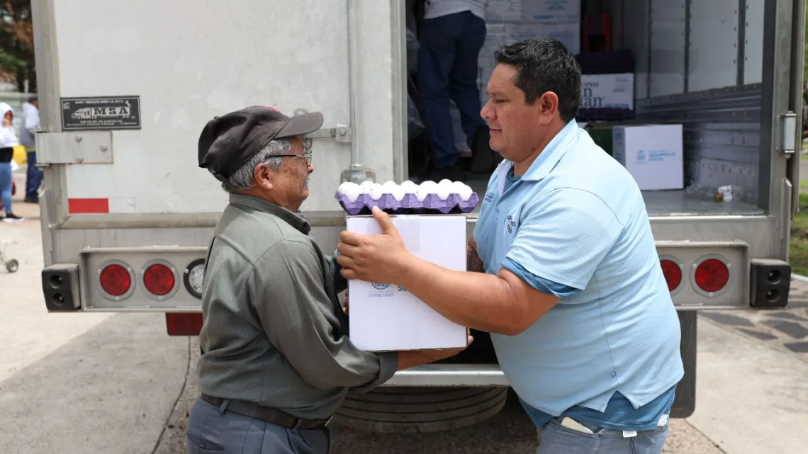 Entregan canastas alimentarias en Querétaro