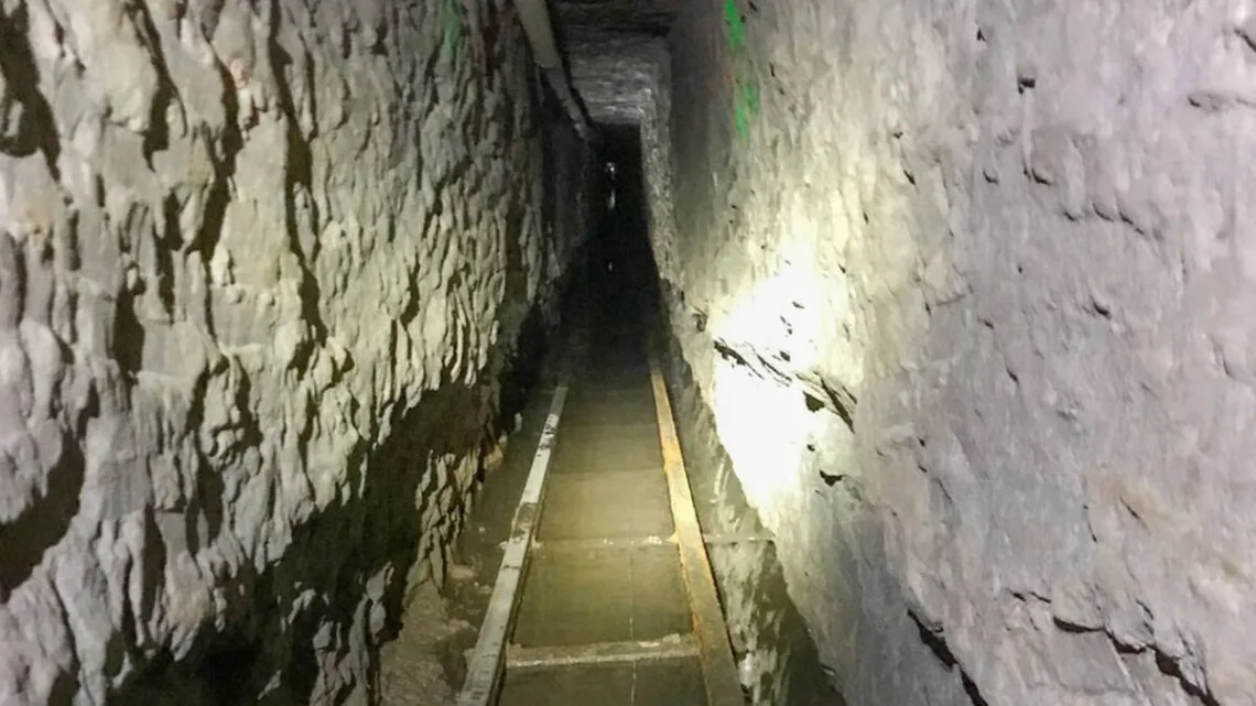 Autoridades de México localizaron un túnel clandestino que conectaba la ciudad de Tijuana en Baja California con San Diego en California, Estados Unidos.