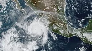 La tormenta Erick se convierte en un huracán categoría 2 en su ruta al sur de México