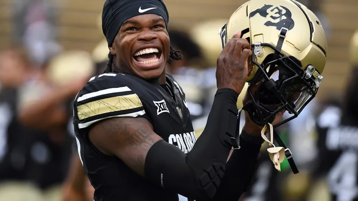 El jugador estadounidense firma su millonario contrato de novato con los Jaguars de Jacksonville