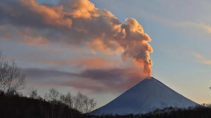 Este volcán de 4 mil 800 metros de altura tiene una boca principal con un diámetro de alrededor de 700 metros, además de unas 80 fumarolas en sus laderas