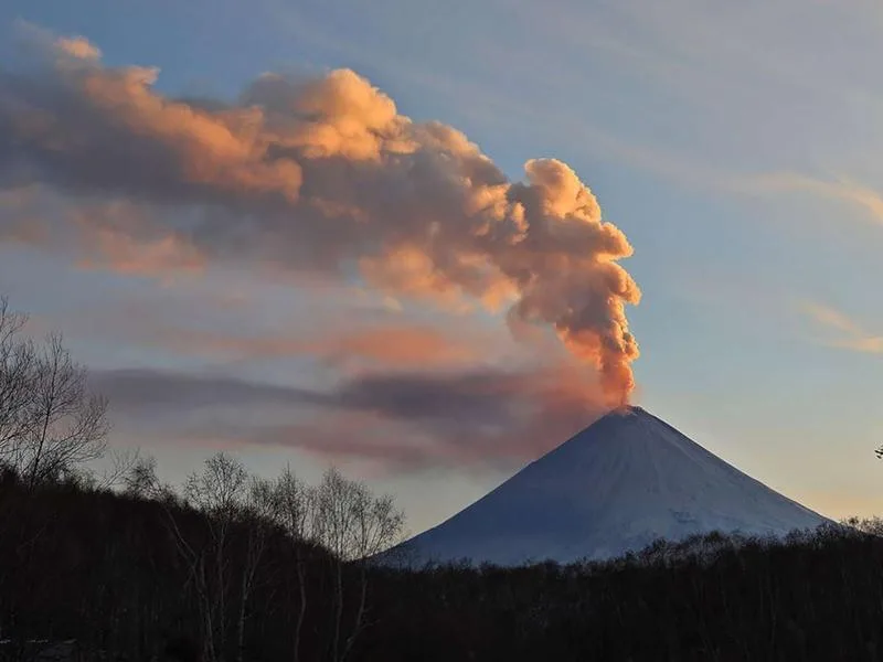 Este volcán de 4 mil 800 metros de altura tiene una boca principal con un diámetro de alrededor de 700 metros, además de unas 80 fumarolas en sus laderas