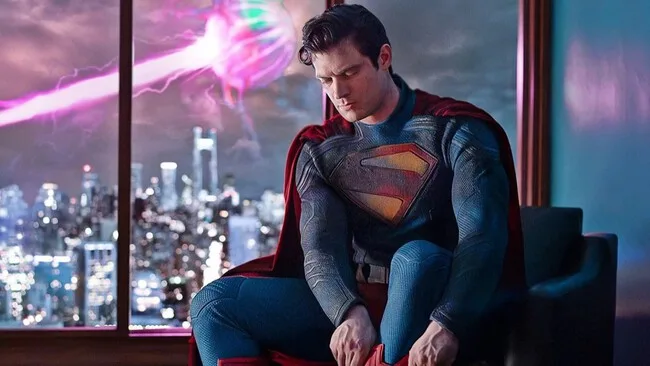 James Gunn trae de vuelta al superhéroe original en el nuevo universo imaginado de DC, con una singular mezcla de acción épica, humor y sentimiento
