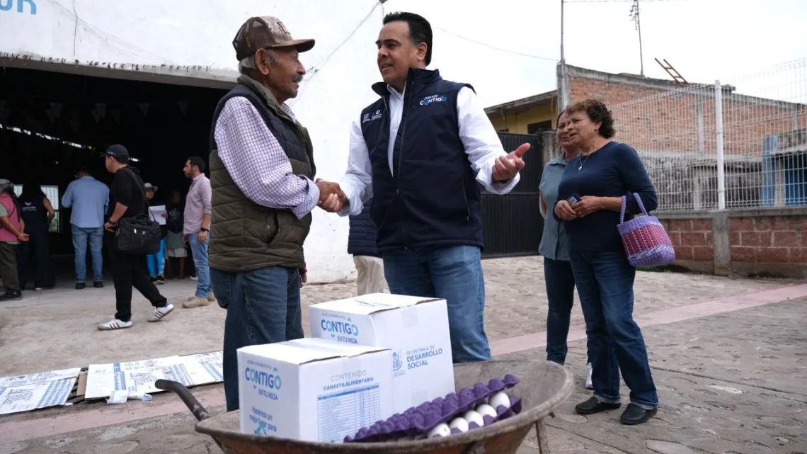 Entrega SEDESOQ canastas alimentarias en El Marqués