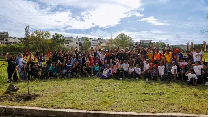 Encabeza SEJUVE rehabilitación del parque del asta bandera