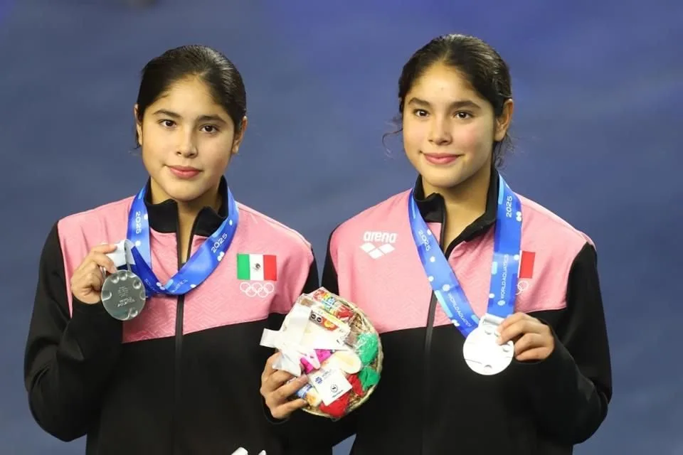 Las hermanas gemelas Lía y Mía Cueva consiguieron la quinta medalla para la delegación mexicana en la competencia de clavados en los Mundiales de Singapur