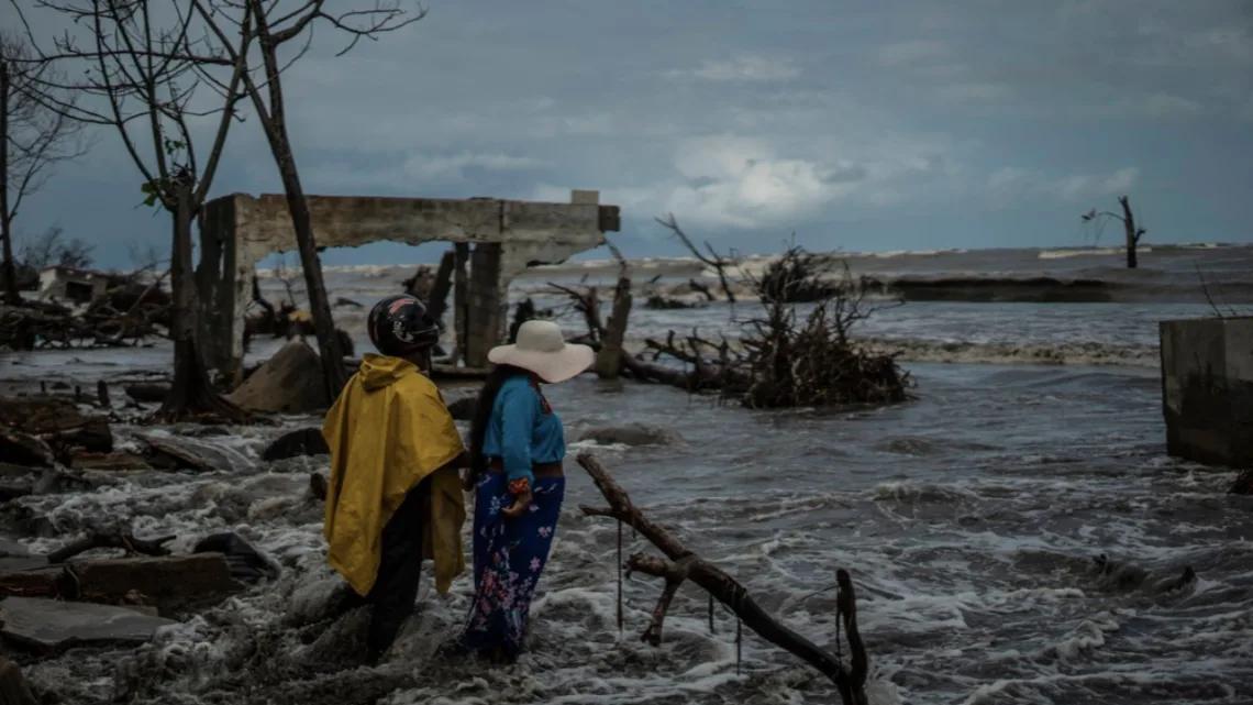 Las autoridades recomiendan a la población mantenerse alejada de las playas del Pacífico mexicano y extremar precauciones