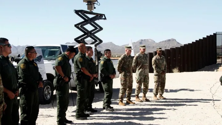 Agentes federales respondieron a los disparos del hombre, quien tenía un fusil de asalto y llevaba un chaleco táctic