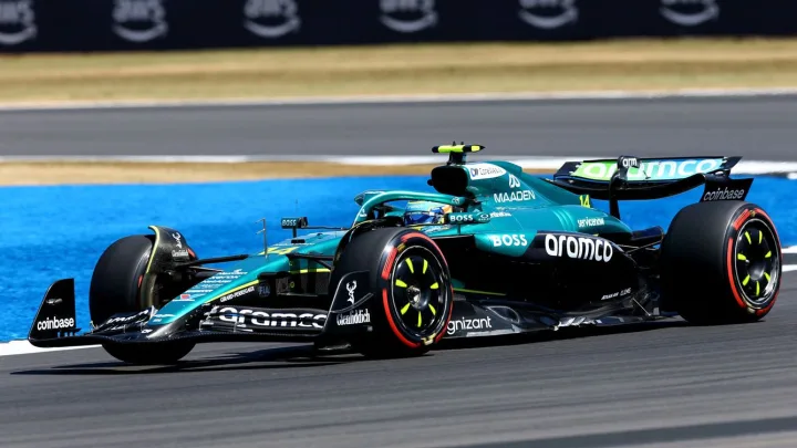 En las actividades del Gran Premio de Gran Bretaña, los locales Lando Norris en su McLaren y Lewis Hamilton de Ferrari se colocaron como los más rápidos