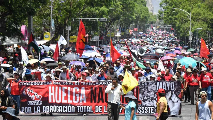Uno de los motivos de las manifestaciones de ayer fueron los descuentos vía nómina para las y los maestros luego de participar en el plantón del 15 de mayo