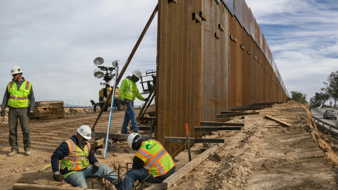 El Servicio de Aduanas y Protección Fronteriza de Estados Unidos comenzó a construir esta semana una barrera fronteriza