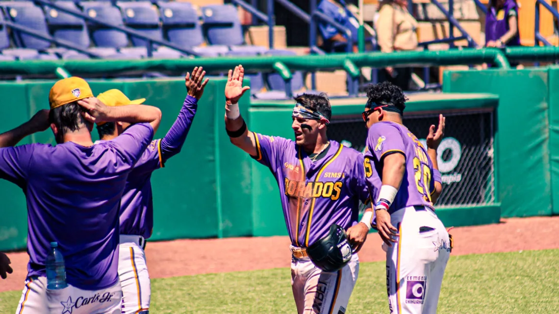 Un rally de nueve carreras en la cuarta entrada inclinó el segundo juego de la serie al lado de Chihuahua, que se impuso 10-3
