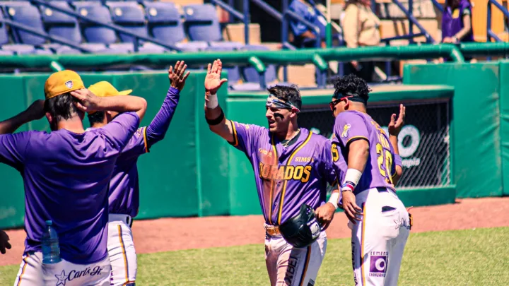 Un rally de nueve carreras en la cuarta entrada inclinó el segundo juego de la serie al lado de Chihuahua, que se impuso 10-3