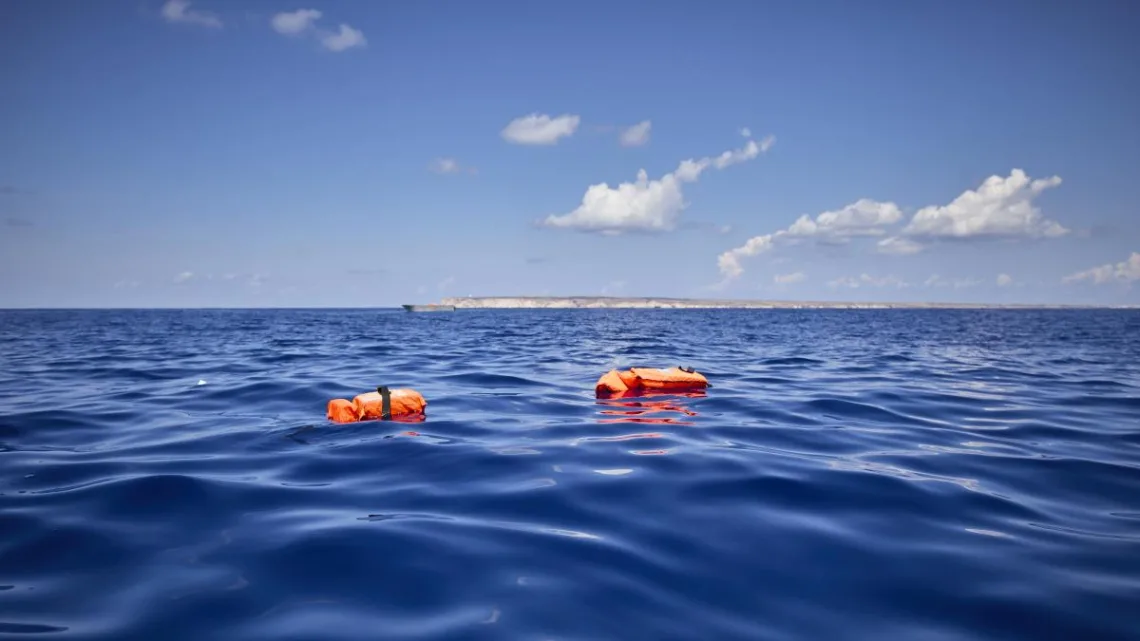 Las lanchas encontraron la embarcación, que zarpó del norte de Libia hace unos días, volcada con todos los migrantes en el mar 