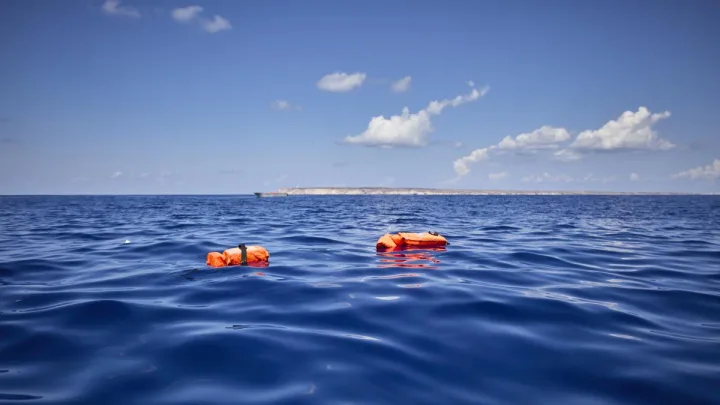 Las lanchas encontraron la embarcación, que zarpó del norte de Libia hace unos días, volcada con todos los migrantes en el mar 
