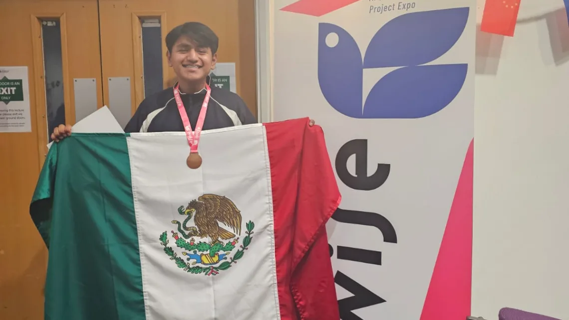 Triunfa alumno del CECyTEQ en Inglaterra con salsa en polvo