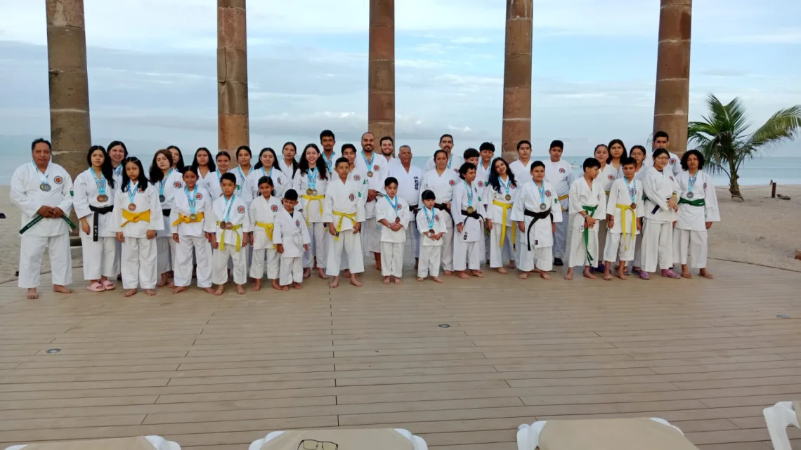 Karatecas queretanos ganan 73 medallas en campeonato nacional