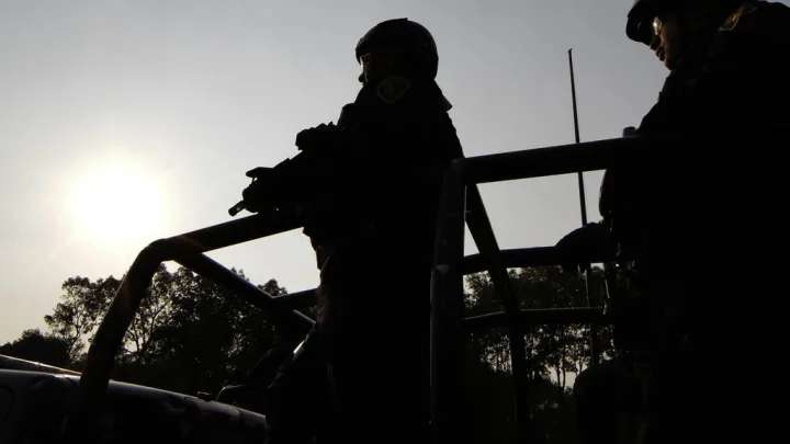 De acuerdo con la versión de la SSC, los hechos ocurrieron cuando dos hombres que viajaban en una motocicleta fueron detenidos para una inspección, pero reaccionaron de forma violenta