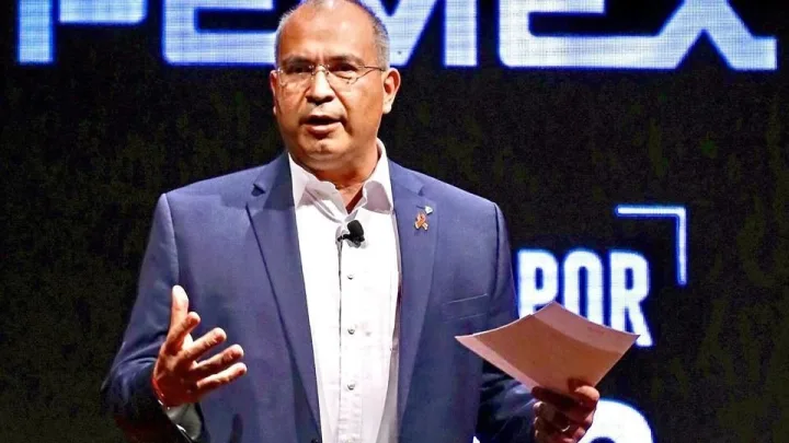 El exdirector de Pemex cuenta con una orden de aprehensión vigente por delitos de asociación delictuosa y operaciones con recursos de procedencia ilícita