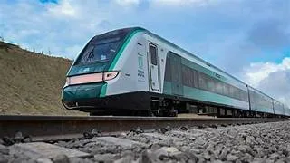 Videos difundidos en redes sociales muestran cómo algunos vagones se salieron de las vías, generando preocupación entre pasajeros y habitantes cercanos