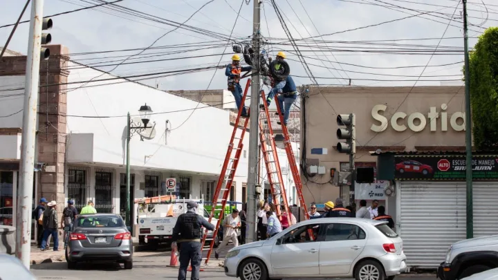 Roberto Cabrera arranca programa de retiro de cables en desuso, caídos y en mal estado