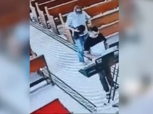 En un video difundido en X, se observa el asalto a una persona de la tercera edad mientras permanecía dentro de una iglesia en Monterrey