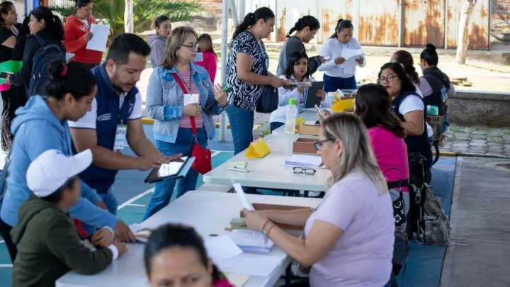Entregan apoyos del Programa “Becas del Bien Común 2025” para beneficiarios de educación especial