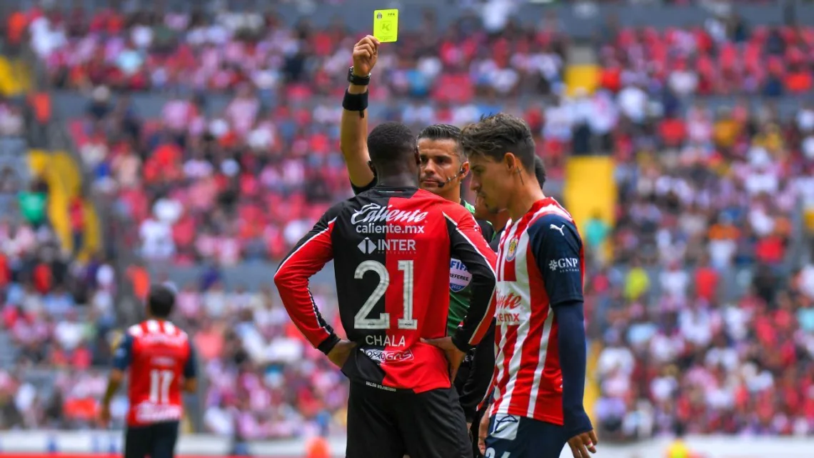 Da igual el técnico, el rival o el torneo: la zaga rojinegra no ofrece garantías y los números lo exponen con crudeza