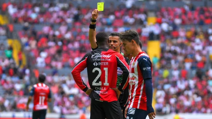 Da igual el técnico, el rival o el torneo: la zaga rojinegra no ofrece garantías y los números lo exponen con crudeza