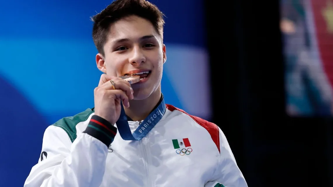 El clavadista regresó a México tras su destacada participación en los Mundiales de Singapur, donde se consagró campeón en la prueba de trampolín 3 m