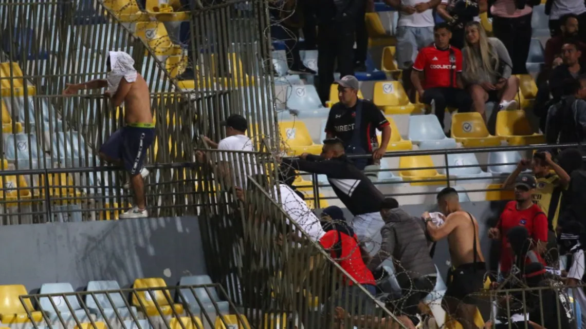 La violencia tomó las gradas del Estadio Libertadores de América dejando heridos graves, detenidos y la suspensión del partido de la Copa Sudamericana