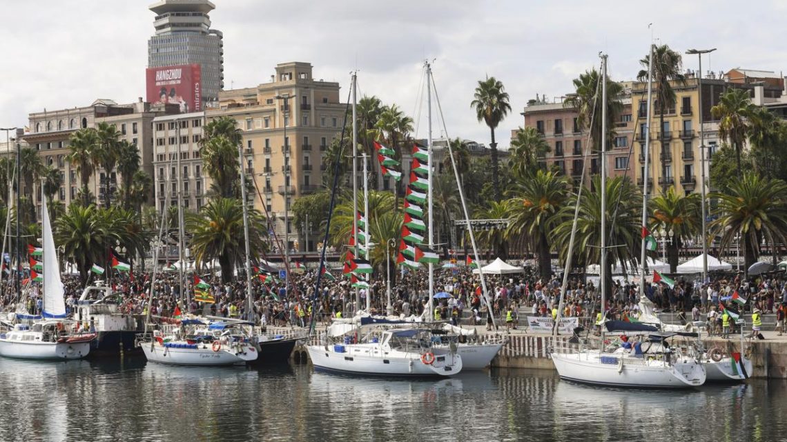 Unas 5 mil personas se han concentrado en el barcelonés Moll de la Fusta para despedir a la flotilla
