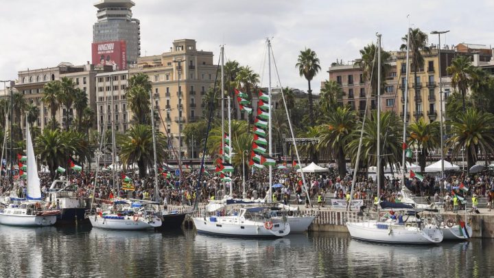 Unas 5 mil personas se han concentrado en el barcelonés Moll de la Fusta para despedir a la flotilla